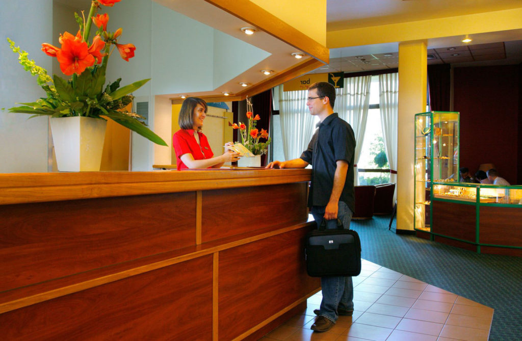 ¿Cuál es el sueldo de un recepcionista de hotel?|sueldo recepcionista de hotel